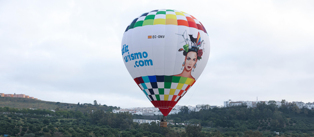 El globo del Patronato Provincial de Turismo con la imagen de la Gitana, surcando los cielos de la Sierra de Cádiz