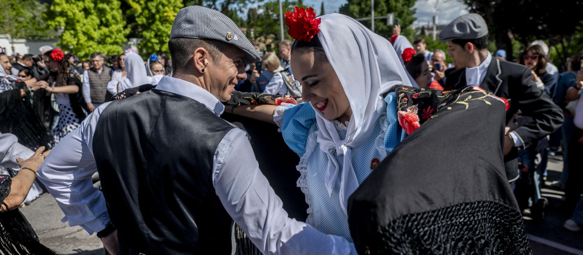 Una pareja vestida de chulapos bailan el chotis en la Pradera de San Isidro, a 15 de mayo de 2024