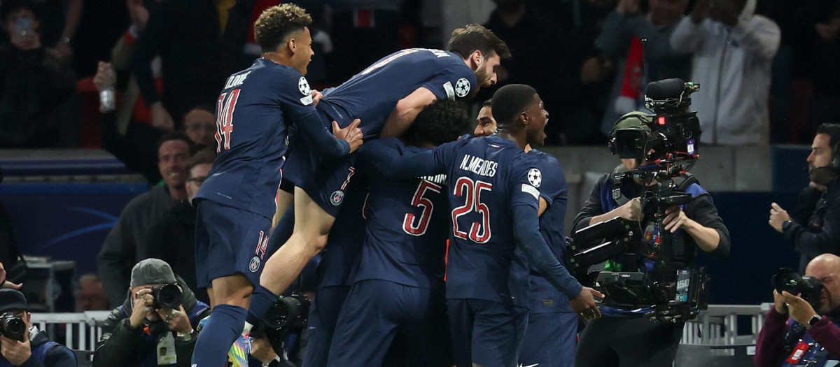 Los futbolistas del PSG celebran uno de los goles ante el Arsenal