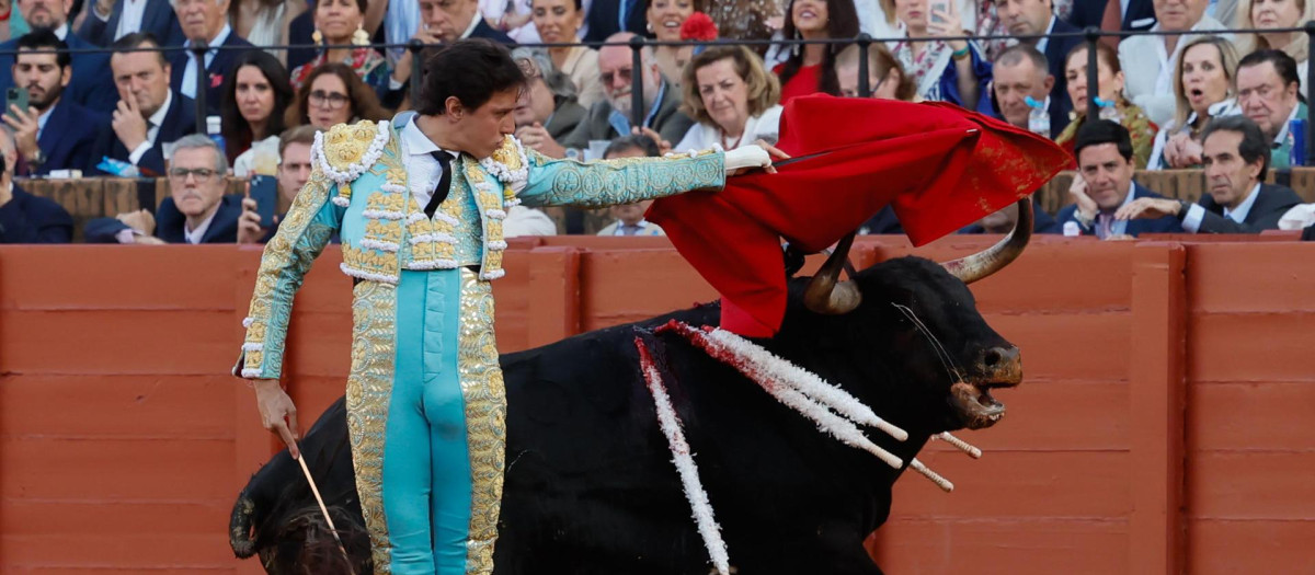 Roca Rey, con la muleta ante el toro Manisero, al que cortó las dos orejas