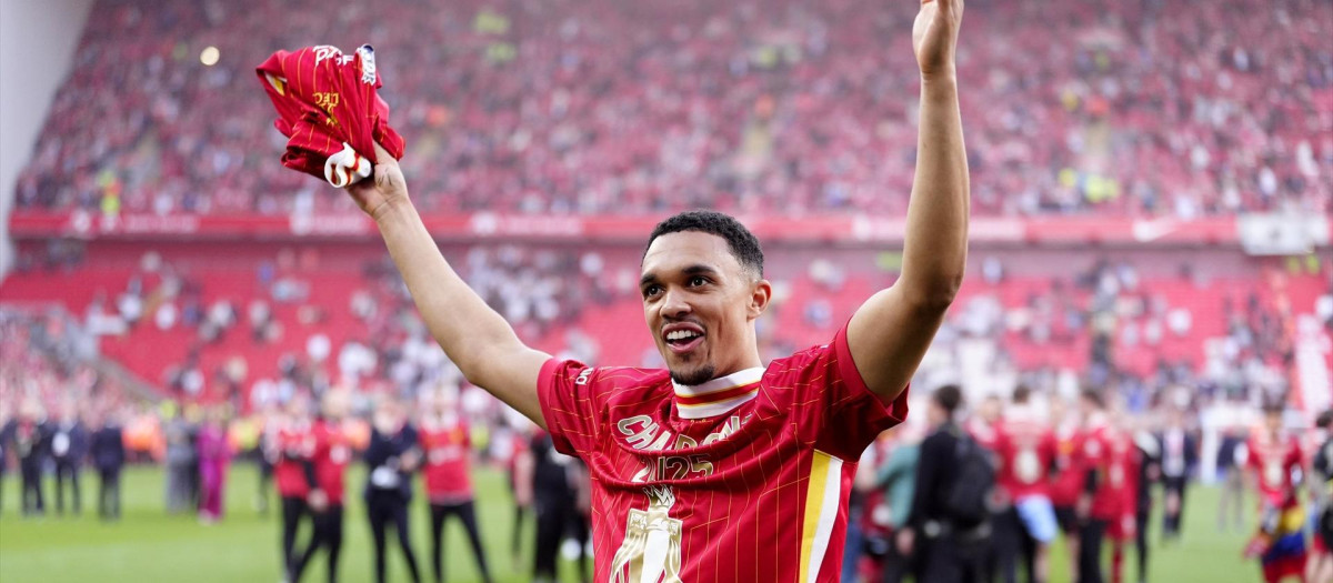 Trent Alexander Arnold celebra el título de Liga Inglesa