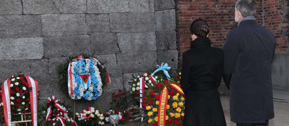 Don Felipe y Doña Letizia, frente al "Muro de la muerte" de Auschwitz