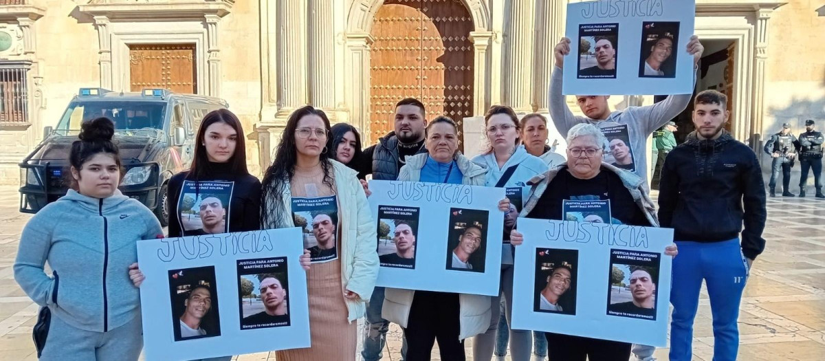 Familiares del hombre apuñalado en Purchil piden justicia a las puertas de la Real Chancillería de Granada