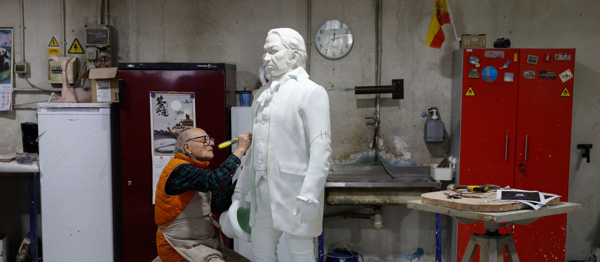 El pintor y escultor Antonio López ultima una escultura a tamaño natural de Francisco de Goya