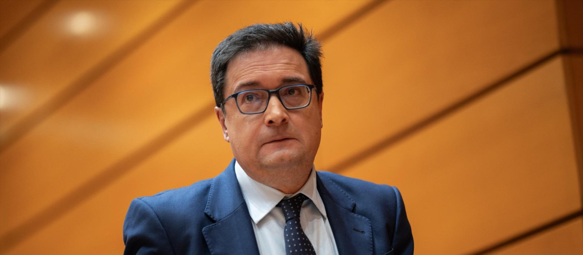 (El ministro para la Transformación Digital y de la Función Pública, Óscar López, durante una sesión de control en el Senado