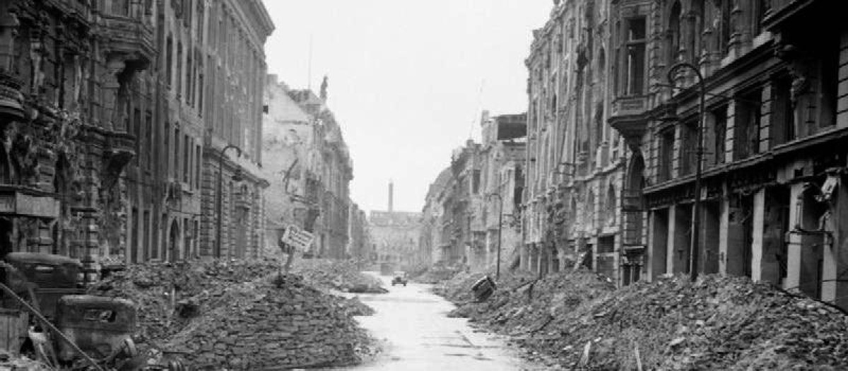 Una calle devastada en el centro de la ciudad, 3 de julio de 1945