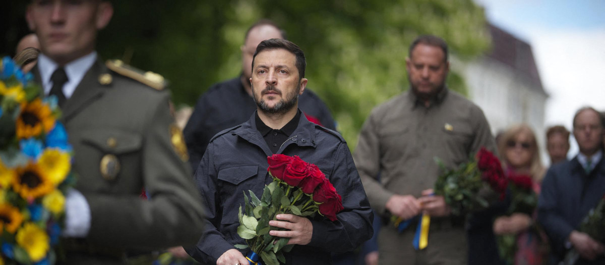 al presidente ucraniano Volodymyr Zelensky asistiendo a una ceremonia en memoria de los caídos en la Segunda Guerra Mundial, en el marco del Día del Recuerdo y la Victoria sobre el Nazismo, que conmemora el 80.º aniversario del fin de la Segunda Guerra Mundial en Europa, en Kiev