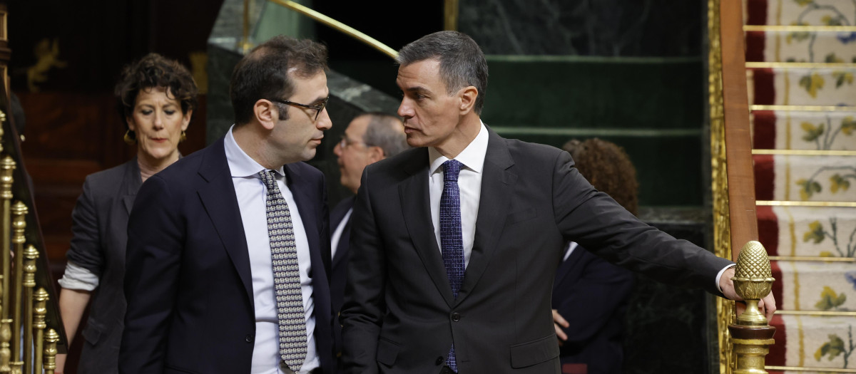 Pedro Sánchez y Carlos Cuerpo, este jueves entrando al hemiciclo
