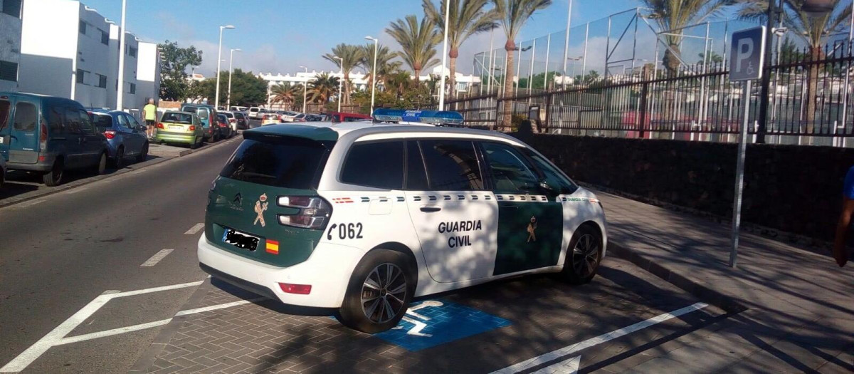 Un vehículo de la Guardia Civil mal aparcado