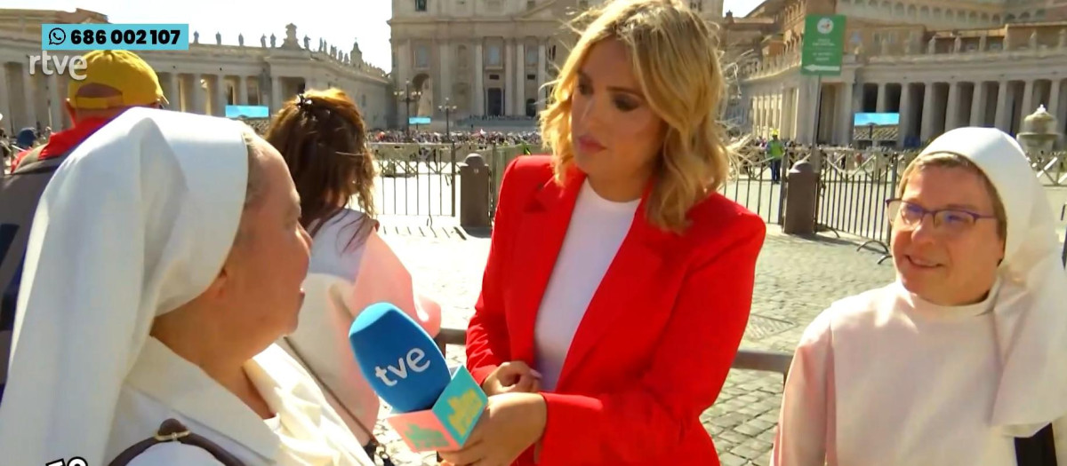 Marta Riesco ejerció de enviada especial a Roma para La Familia de la Tele