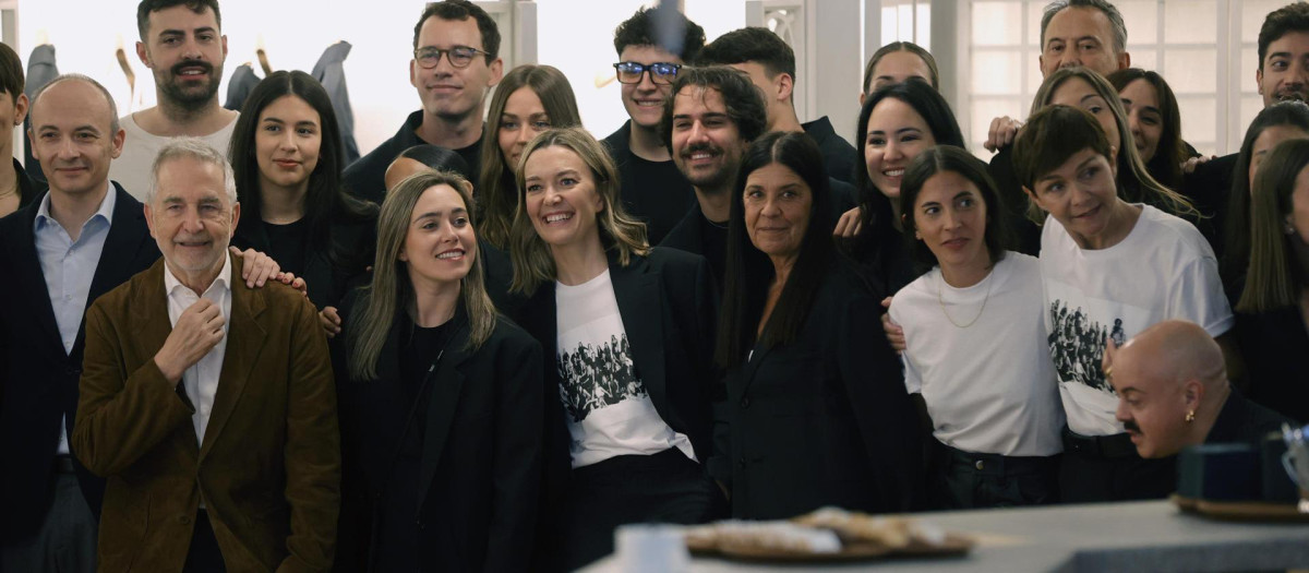 La presidenta de Inditex, Marta Ortega (cuarta por la izquierda) y el consejero delegado, Óscar García Maceiras (primero por la izquierda), en la celebración del 50 aniversario del primer Zara