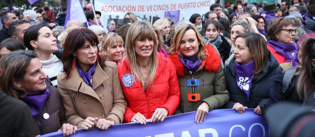 Begoña Gómez junto a las ministras Pilar Alegría y Ana Redondo en la marcha del 8M de 2024