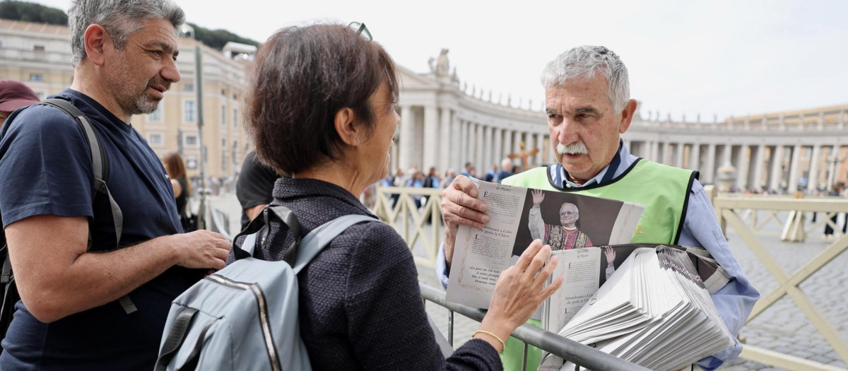 Un voluntario distribuía esta mañana ejemplares de 'L'Osservatore Romano' con el nombramiento de León XIV