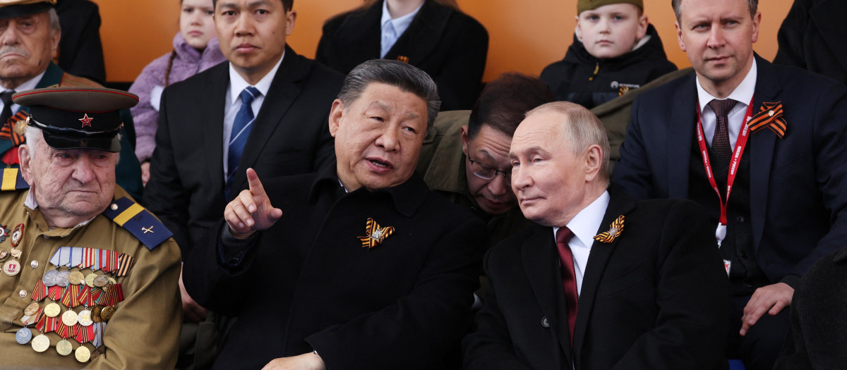 El presidente ruso, Vladímir Putin, y el presidente chino, Xi Jinping, asisten al desfile militar del Día de la Victoria en la Plaza Roja, en el centro de Moscú