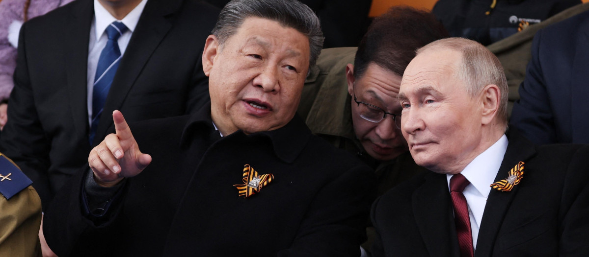 El presidente ruso, Vladímir Putin, y el presidente chino, Xi Jinping, asisten al desfile militar del Día de la Victoria en la Plaza Roja, en el centro de Moscú