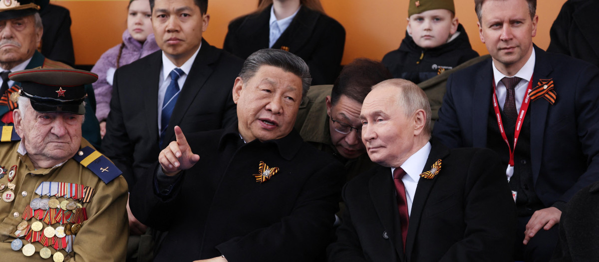 El presidente ruso, Vladímir Putin, y el presidente chino, Xi Jinping, asisten al desfile militar del Día de la Victoria en la Plaza Roja, en el centro de Moscú