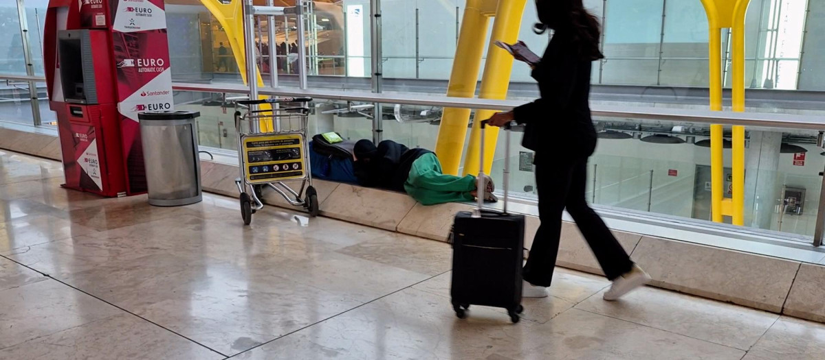 Vagabundo durmiendo a plena luz del día en el aeropue