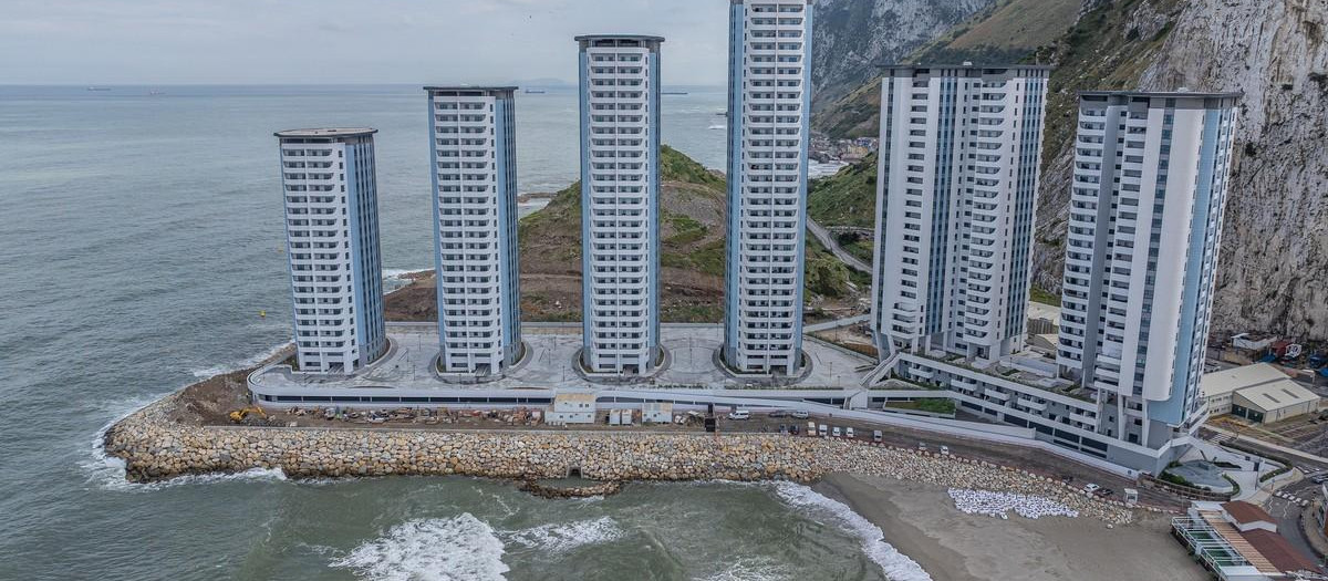 Así lucen las seis torres 'Terrazas del Centenario de Hassan', levantadas sobre rellenos en aguas españolas