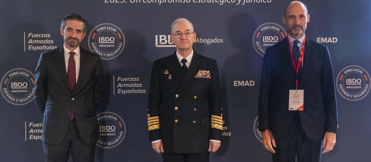 De izquierda a derecha: Pablo García-Manzano, responsable del área de Defensa y Seguridad en BDO Abogados; AG Teodoro E. López Calderón, Jefe de Estado Mayor de la Defensa (JEMAD); Ignacio Legido, socio director del área Legal de BDO Abogados.
