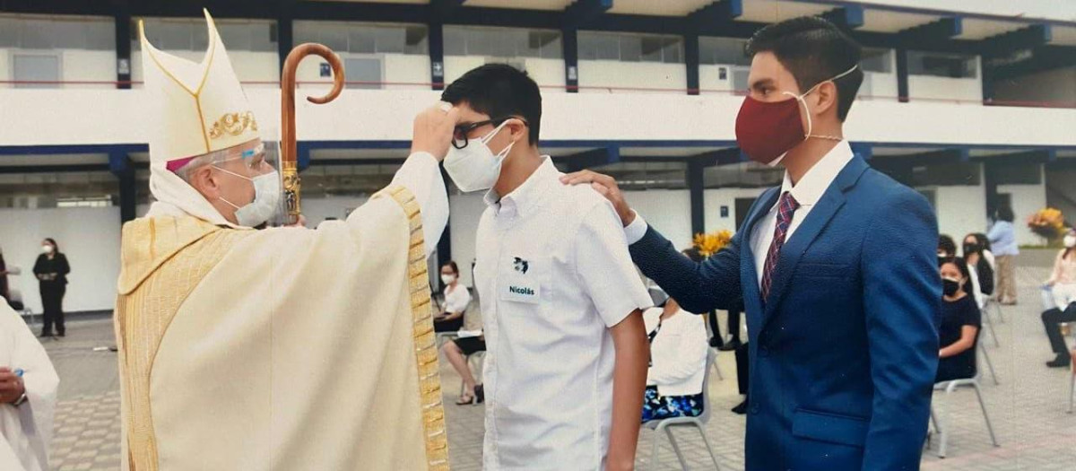 Confirmación de Nicolás Luna por el obispo Robert Prevost, actual Papa León XIV