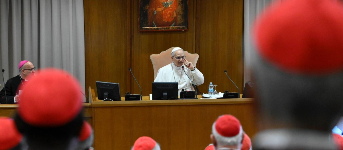 El Papa León XIV en la reunión con los cardenales, este sábado.
Vatican Media / Europa Press / Europa Press
10/5/2025