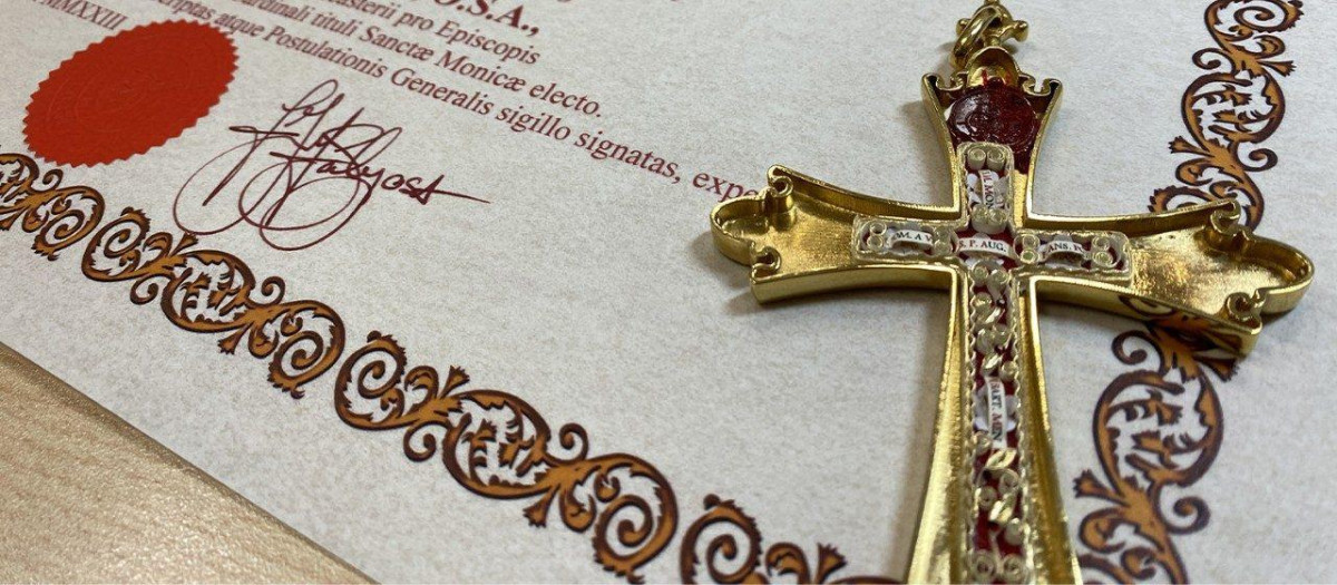 La cruz pectoral de León XIV, junto al certificado de autenticidad de las reliquias