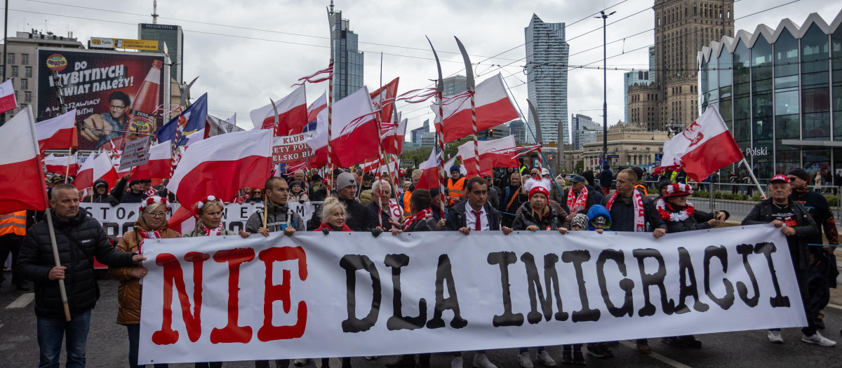 Manifestantes en Polonia sostienen una pancarta de "No a la inmigración"