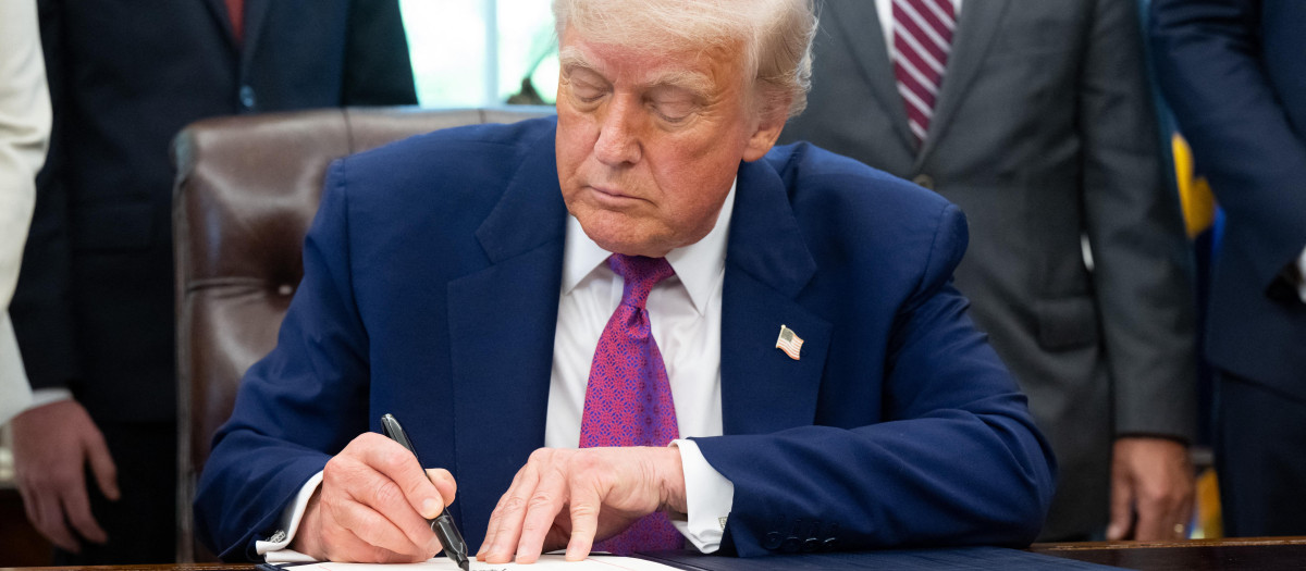 El presidente Donald Trump firma una orden ejecutiva para crear un programa de autodeportación en EE.UU.