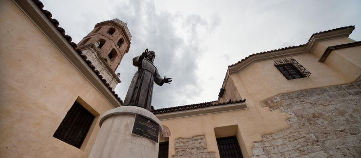 Estatua de San Pedro Regalado en la plaza de El Salvador de Valladolid