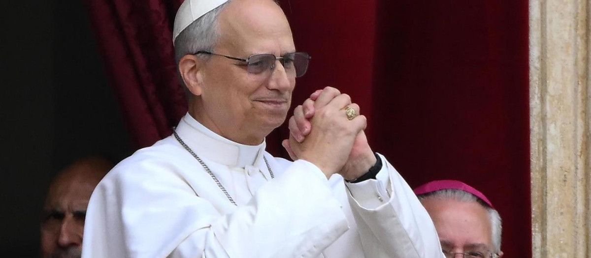 Como ya ocurrió durante su primera aparición en el balcón de la Basílica de San Pedro, se ha visto al Papa agradecido y emocionado