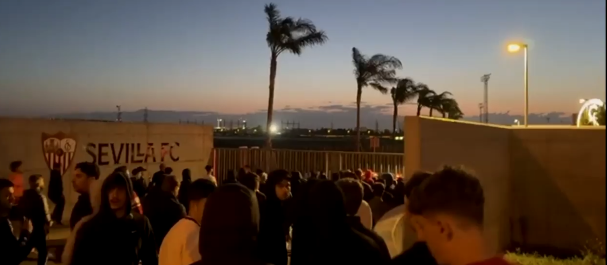 Aficionados del Sevilla desplazados a la Ciudad Deportiva para increpar a los jugadores y la directiva