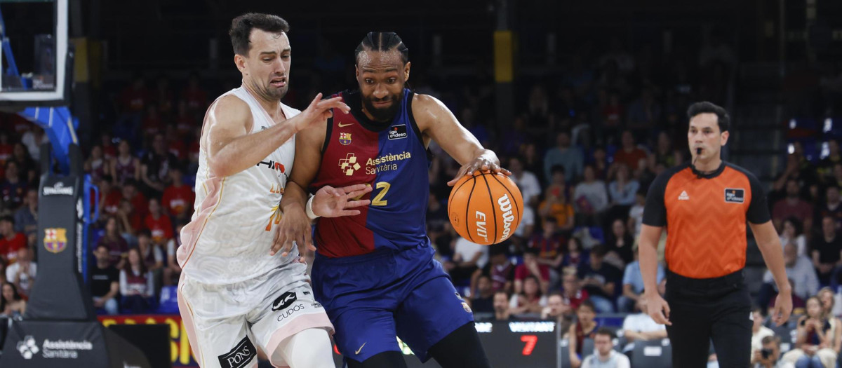 El jugador de Barça Jabari Ali Parker lucha con Mikel Sanz