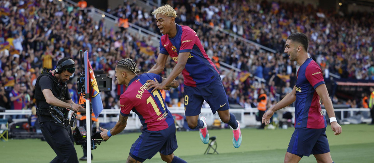 Raphinha, Lamine Yamal y Ferran Torres celebran el cuarto gol del Barça