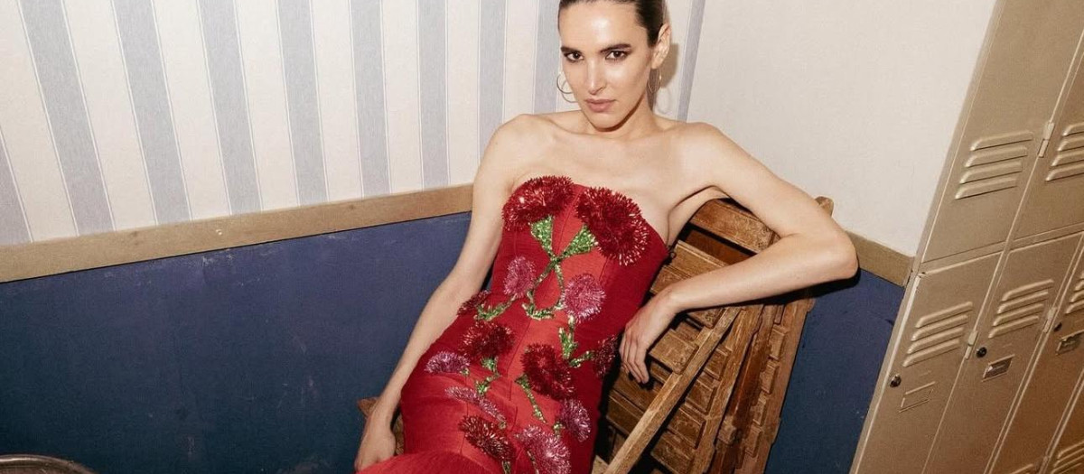 Modelo luciendo un vestido de Andrew Pocrid