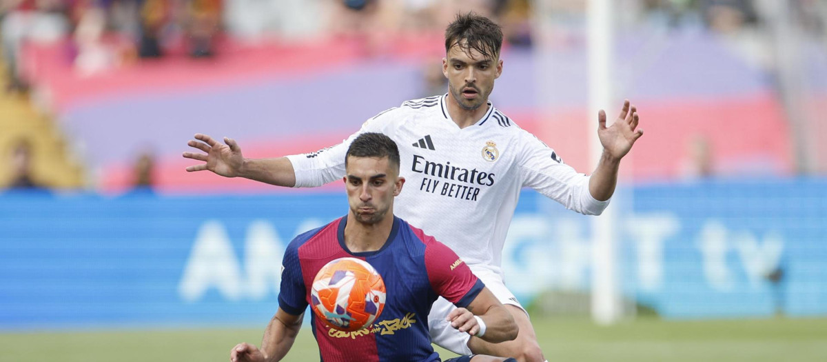 Ferrán Torres aguanta el balón ante Raúl Asencio