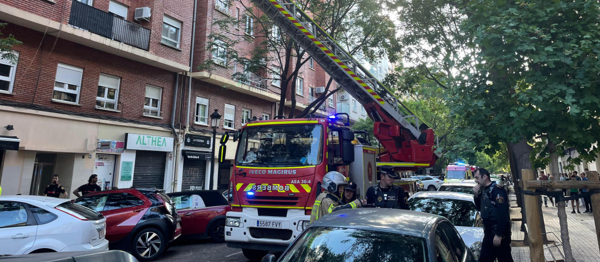 Actuación de los Bomberos en el incendio en la cuarta planta de un bloque de pisos en Valencia
