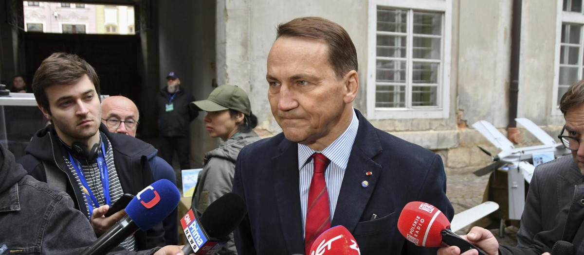 El ministro de Asuntos Exteriores polaco, Radoslaw Sikorski, comparece ante los medios