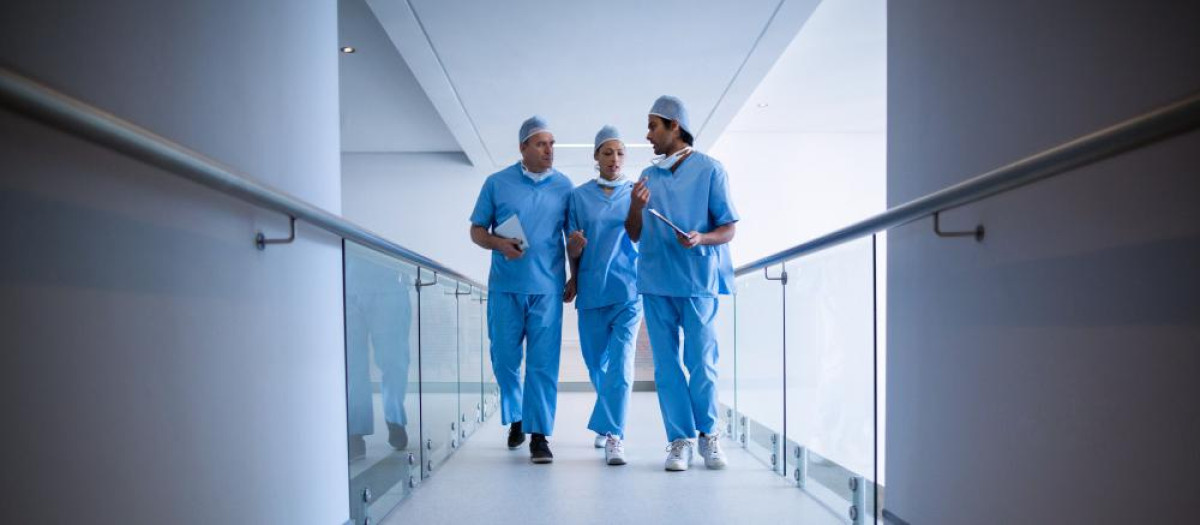 Enfermeros en el pasillo de un hospital