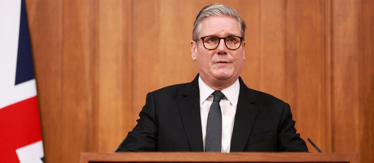 El primer ministro británico, Keir Starmer, pronuncia un discurso durante una rueda de prensa en la sala de prensa del número 9 de Downing Street