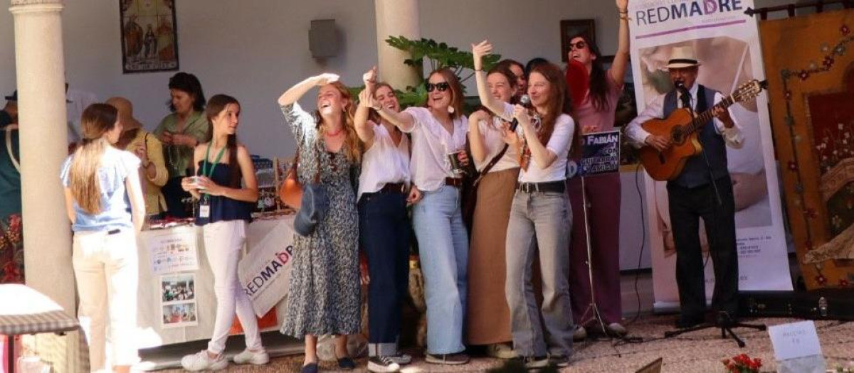 Jóvenes cantando con Paco Fabián en el Mercadillo de Redmadre Córdoba