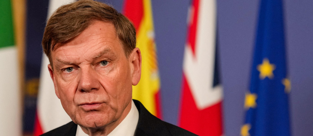 El ministro de Exteriores de Alemania, Johann Wadephul, , habla con los medios a su llegada a Lancaster House, Londres