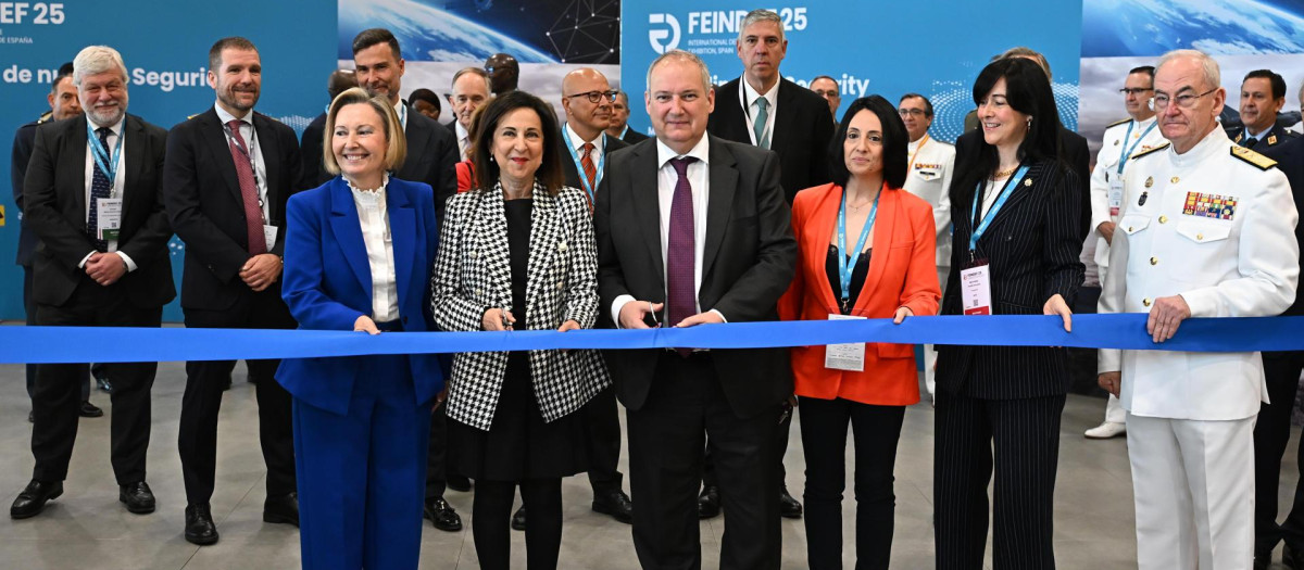 La ministra de Defensa, Margarita Robles, y el ministro de Industria y Turismo, Jordi Hereu, en la inauguración de la Feria de la Industria de Defensa