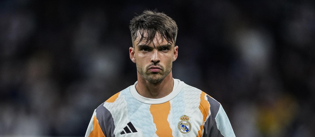 Asencio calentando con el Real Madrid
