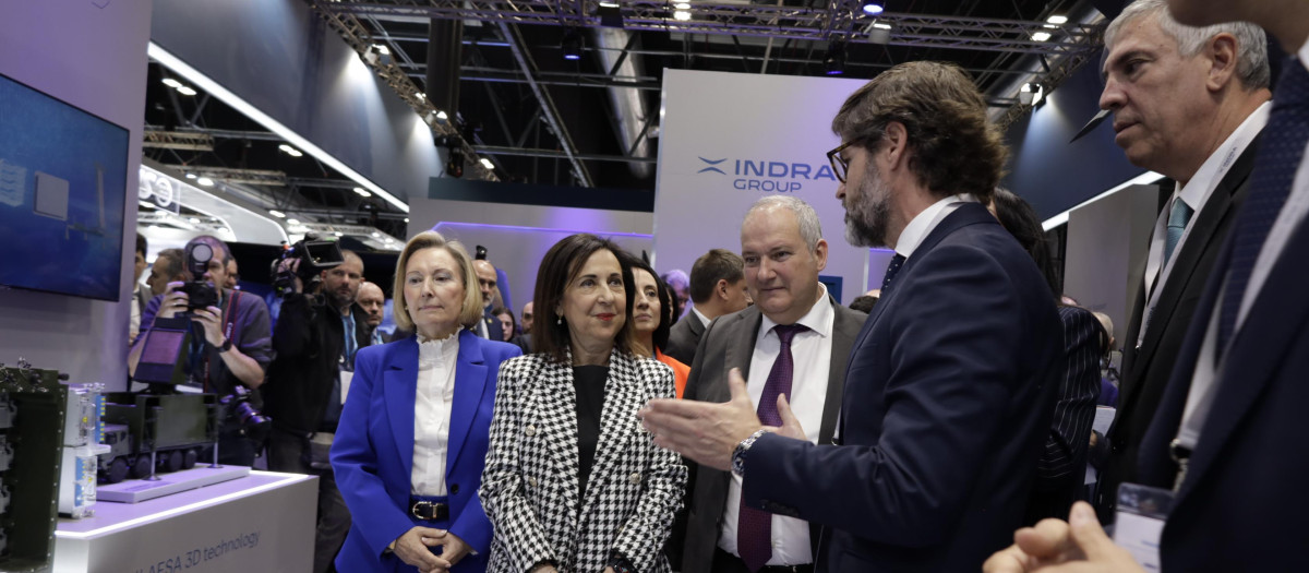 La multinacional Indra ha recibido la visita de la ministra de Defensa, Margarita Robles, en la FEINDEF 25