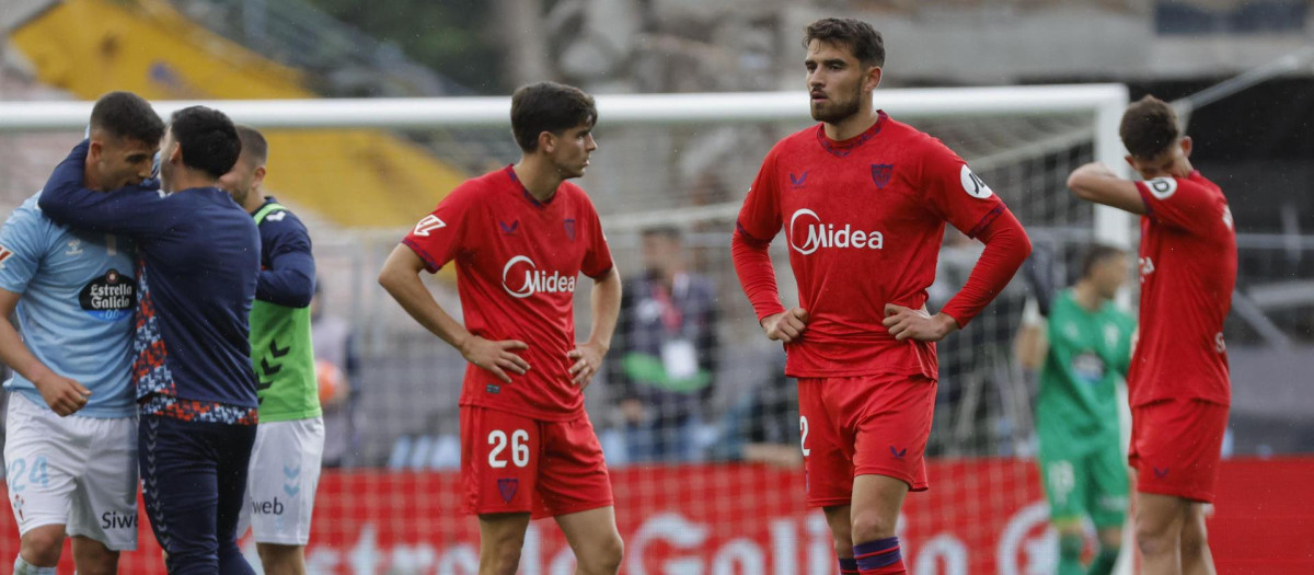 Los jugadores del Sevilla tras su derrota contra el Celta de Vigo