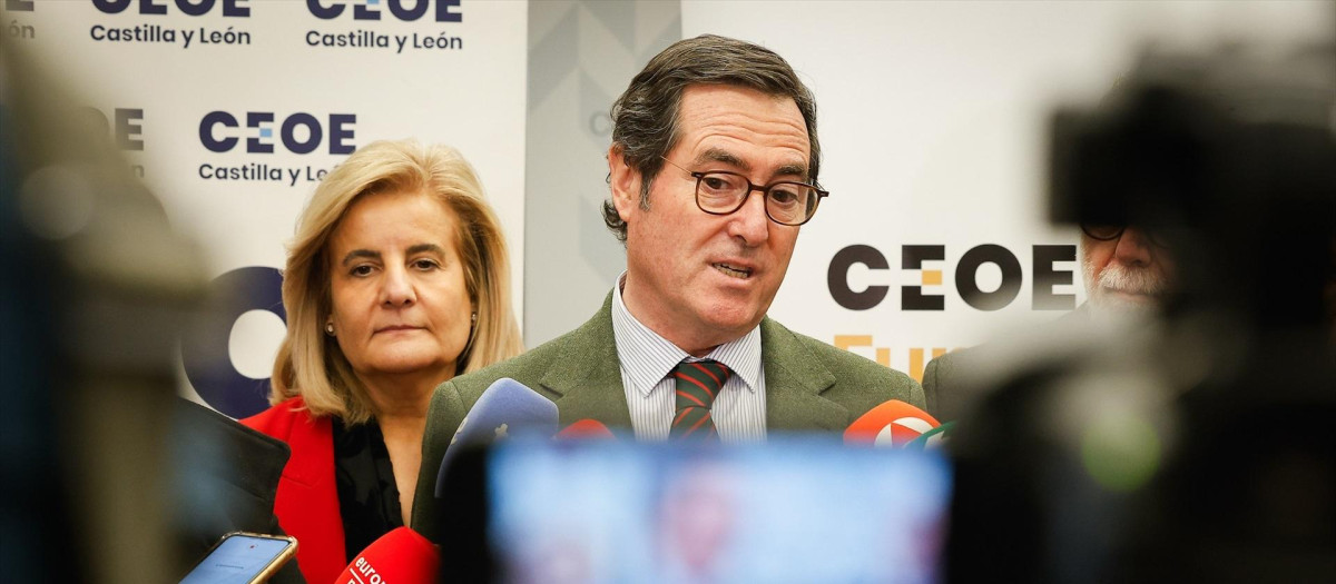 Antonio Garamendi y la exministra de Trabajo, Fátima Báñez.