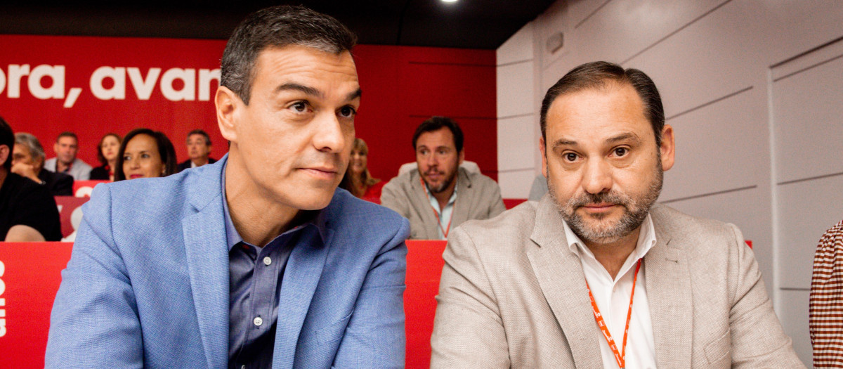 Pedro Sánchez junto a José Luis Ábalos en la reunión del Comité Federal del PSOE de 2019