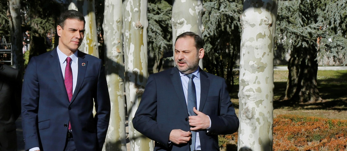 Pedro Sánchez junto a José Luis Ábalos en La Moncloa