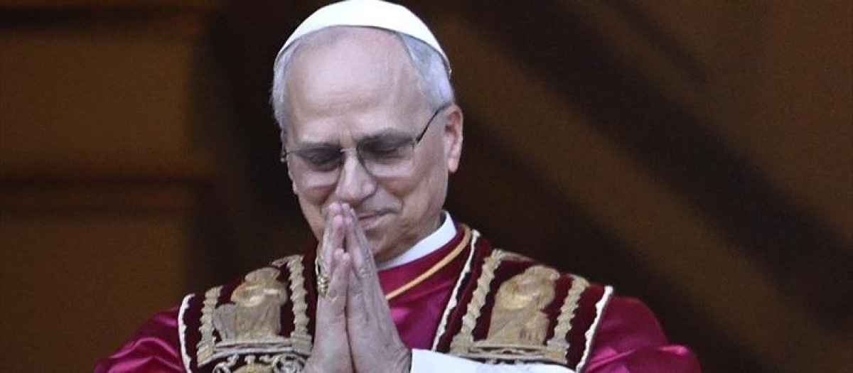 Papa León XIV comparece ante sus fieles en el balcón de la Basílica de San Pedro