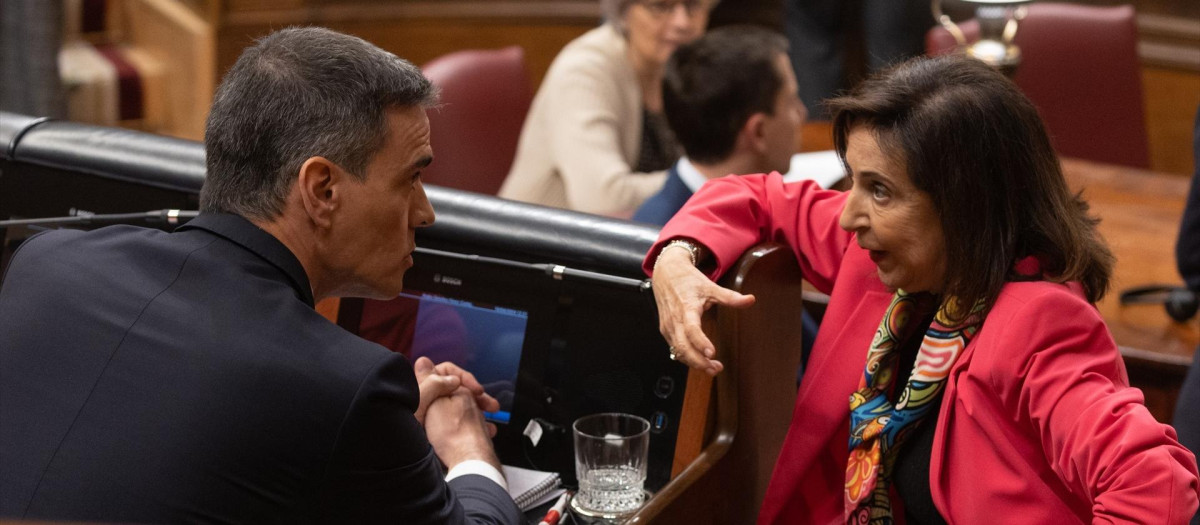 El presidente del Gobierno, Pedro Sánchez y la ministra de Defensa, Margarita Robles